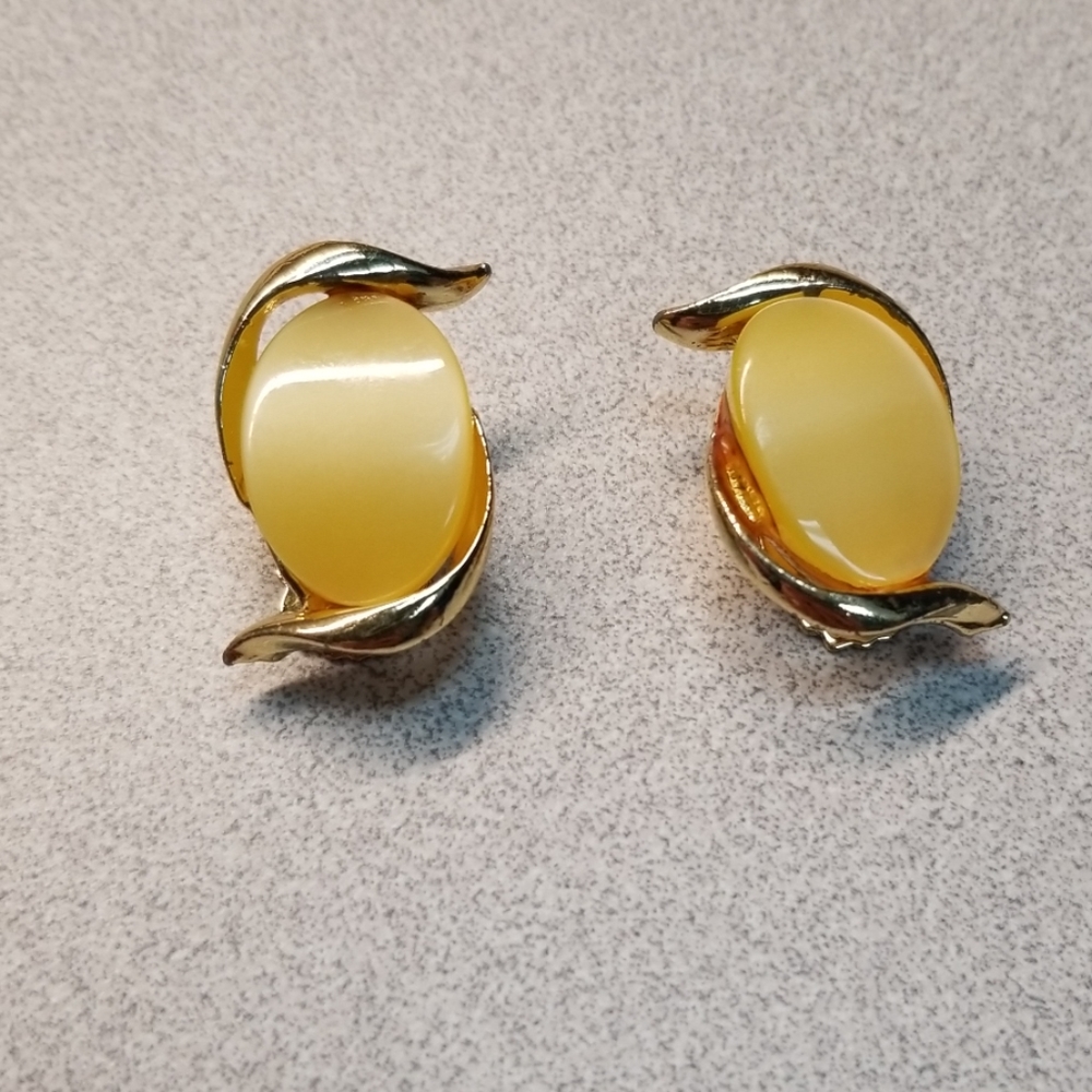 🧨 Lemon drop candy clip on earrings